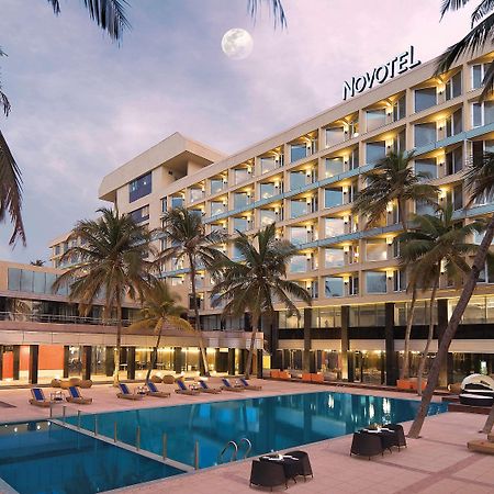 Novotel Mumbai Juhu Beach Екстериор снимка The hotel's pool