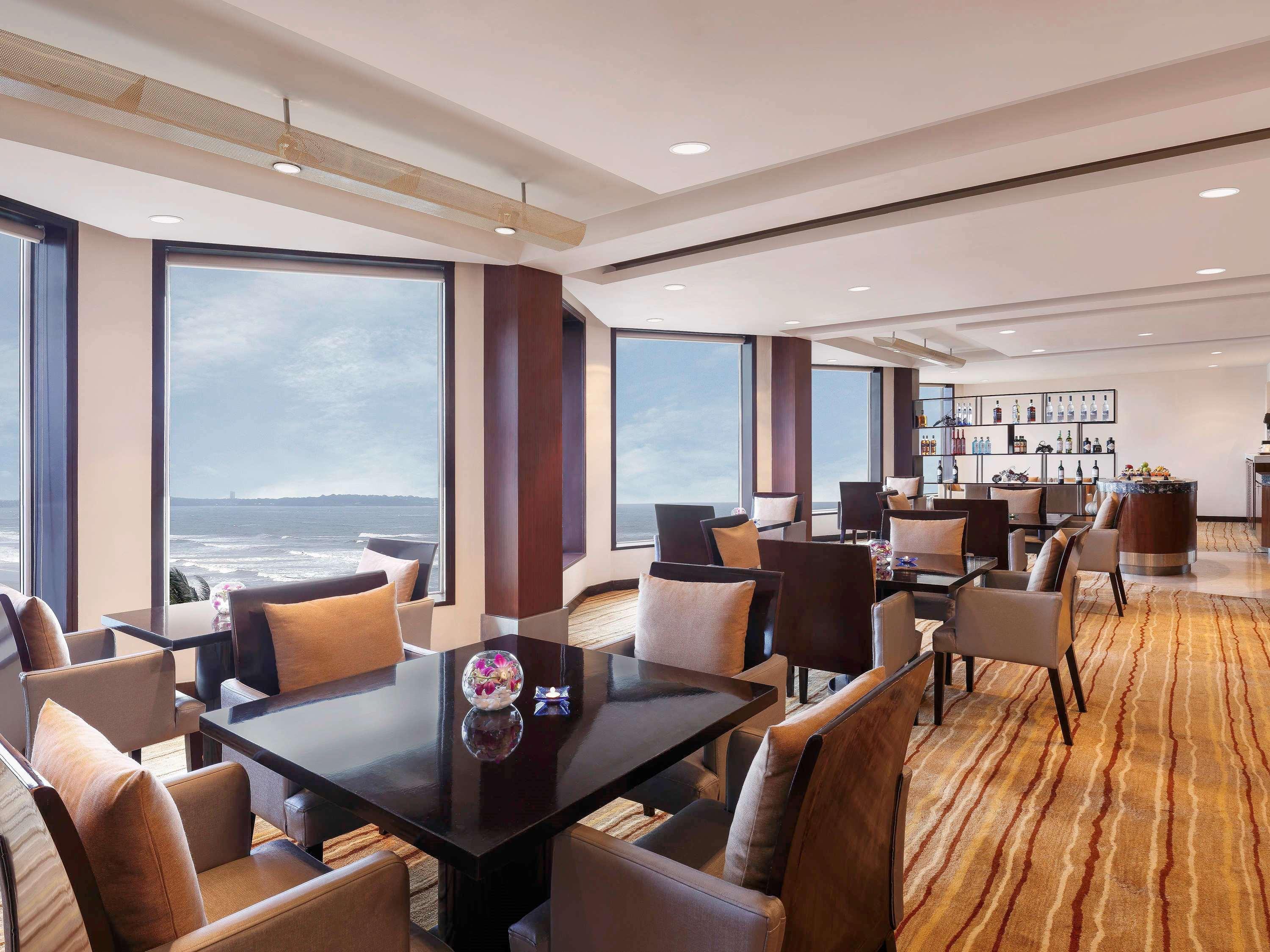 Novotel Mumbai Juhu Beach Екстериор снимка Club Lounge at the Taj Mahal Palace