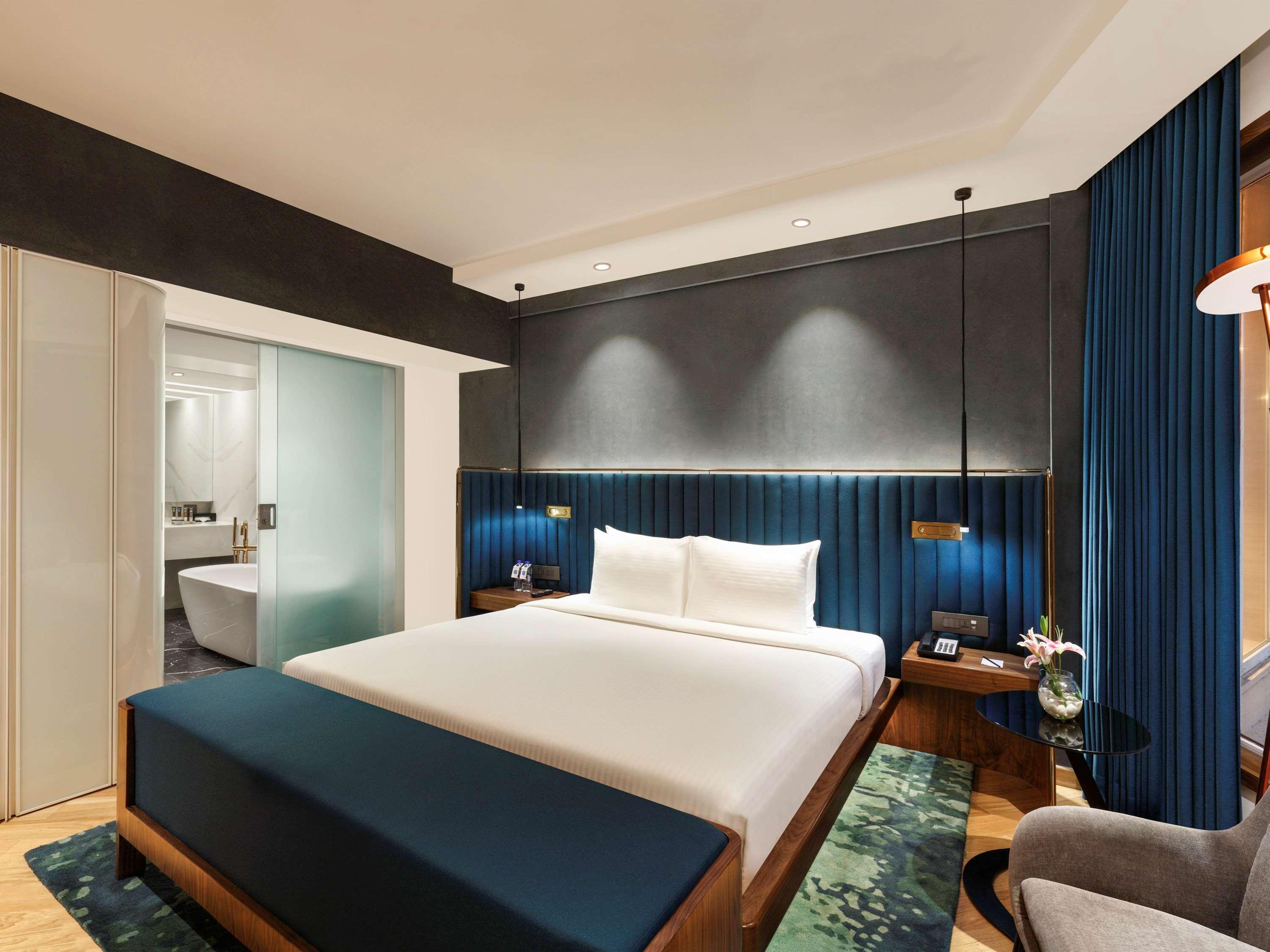 Novotel Mumbai Juhu Beach Екстериор снимка A bedroom at the hotel