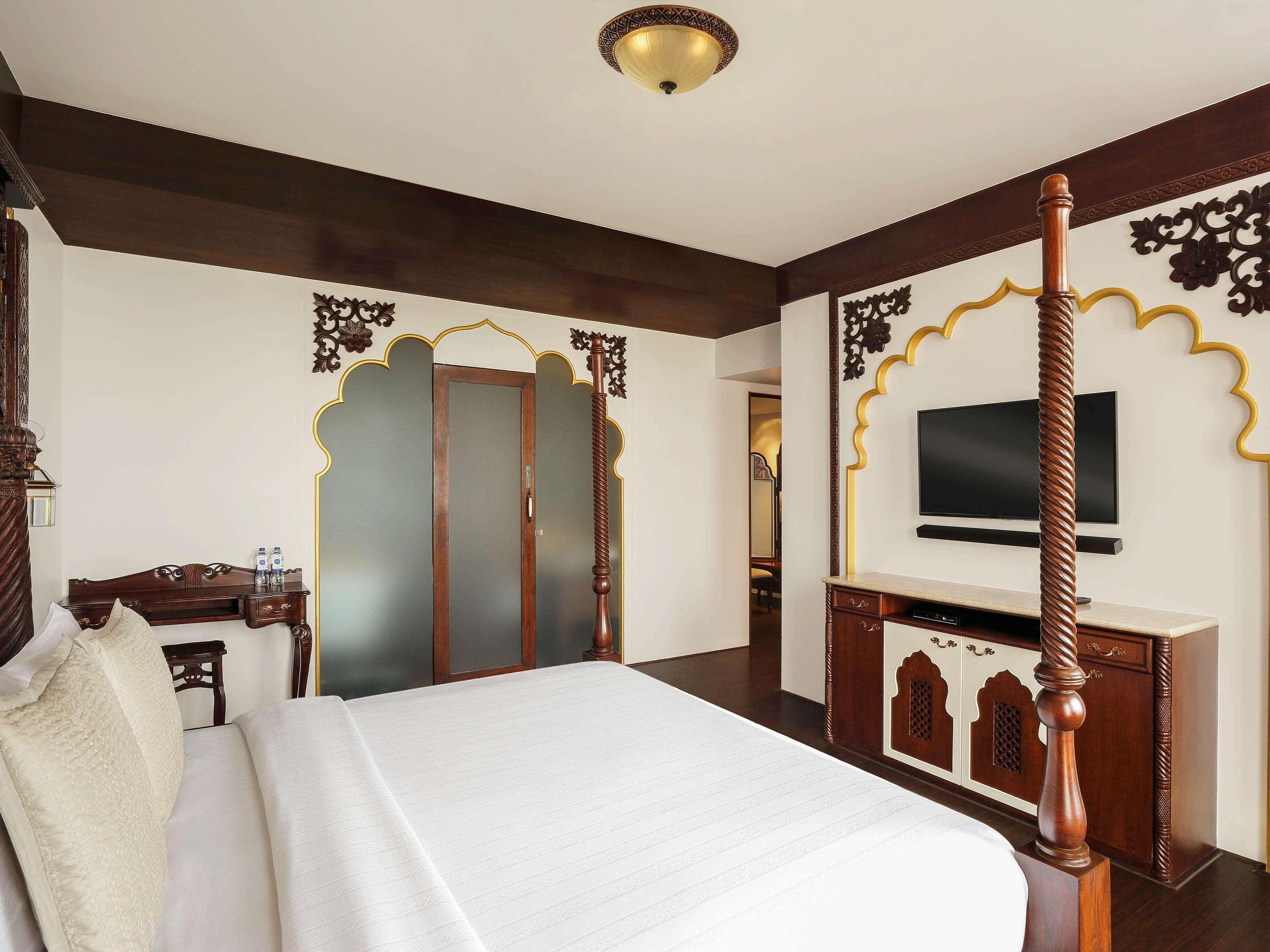 Novotel Mumbai Juhu Beach Екстериор снимка A bedroom at the Taj Mahal Palace