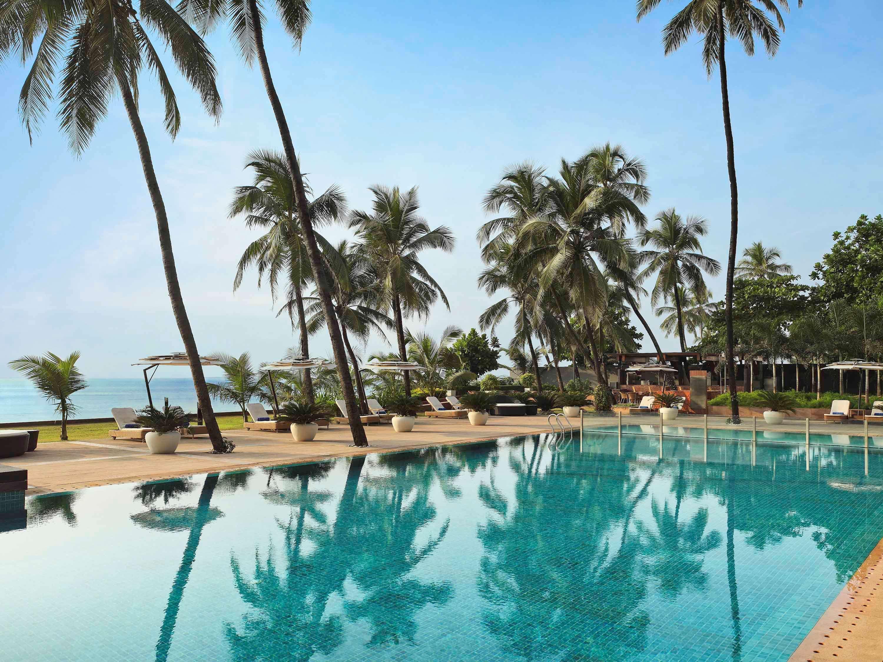Novotel Mumbai Juhu Beach Екстериор снимка The pool at the Taj Bengal