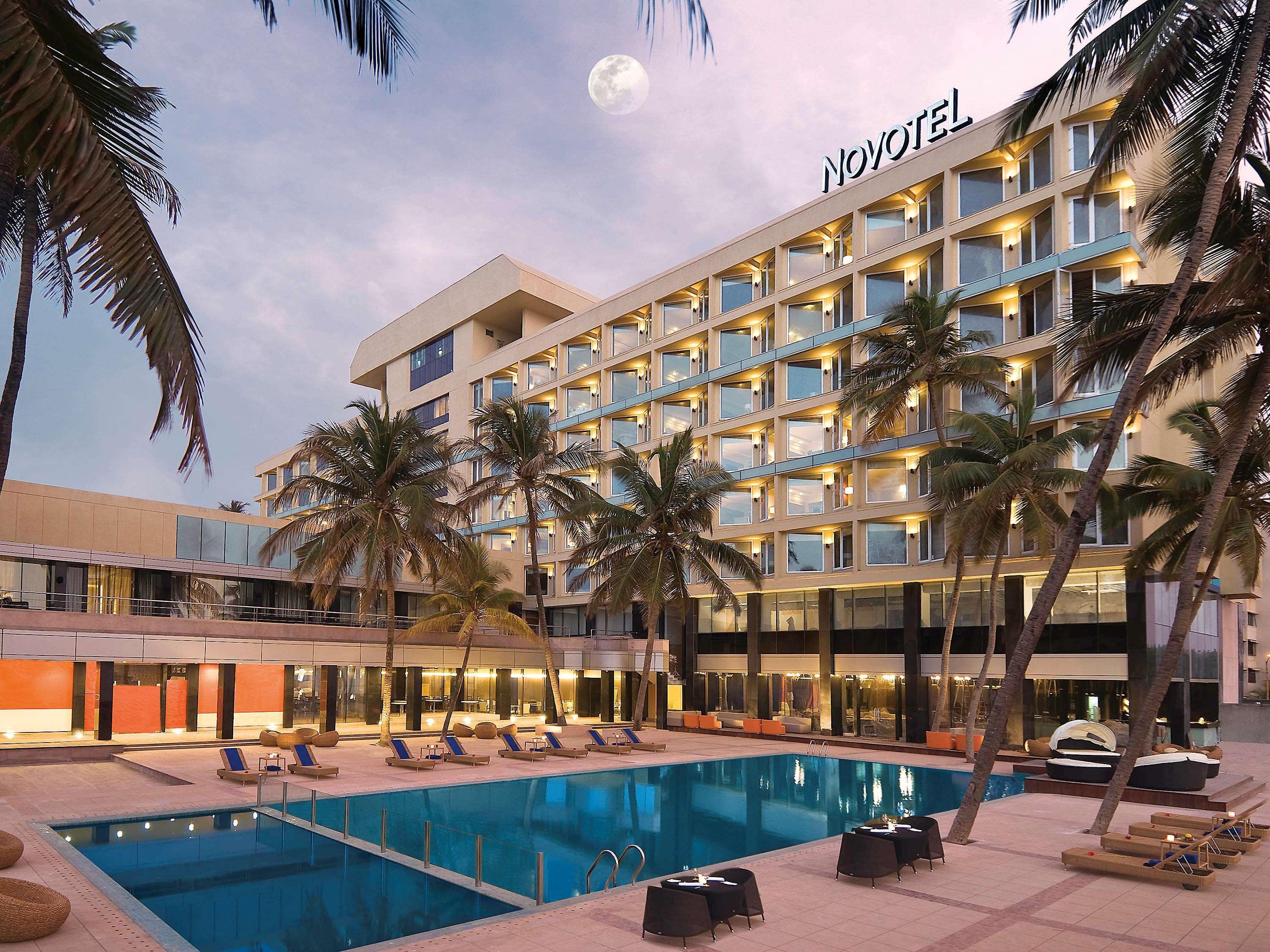 Novotel Mumbai Juhu Beach Екстериор снимка The hotel's pool