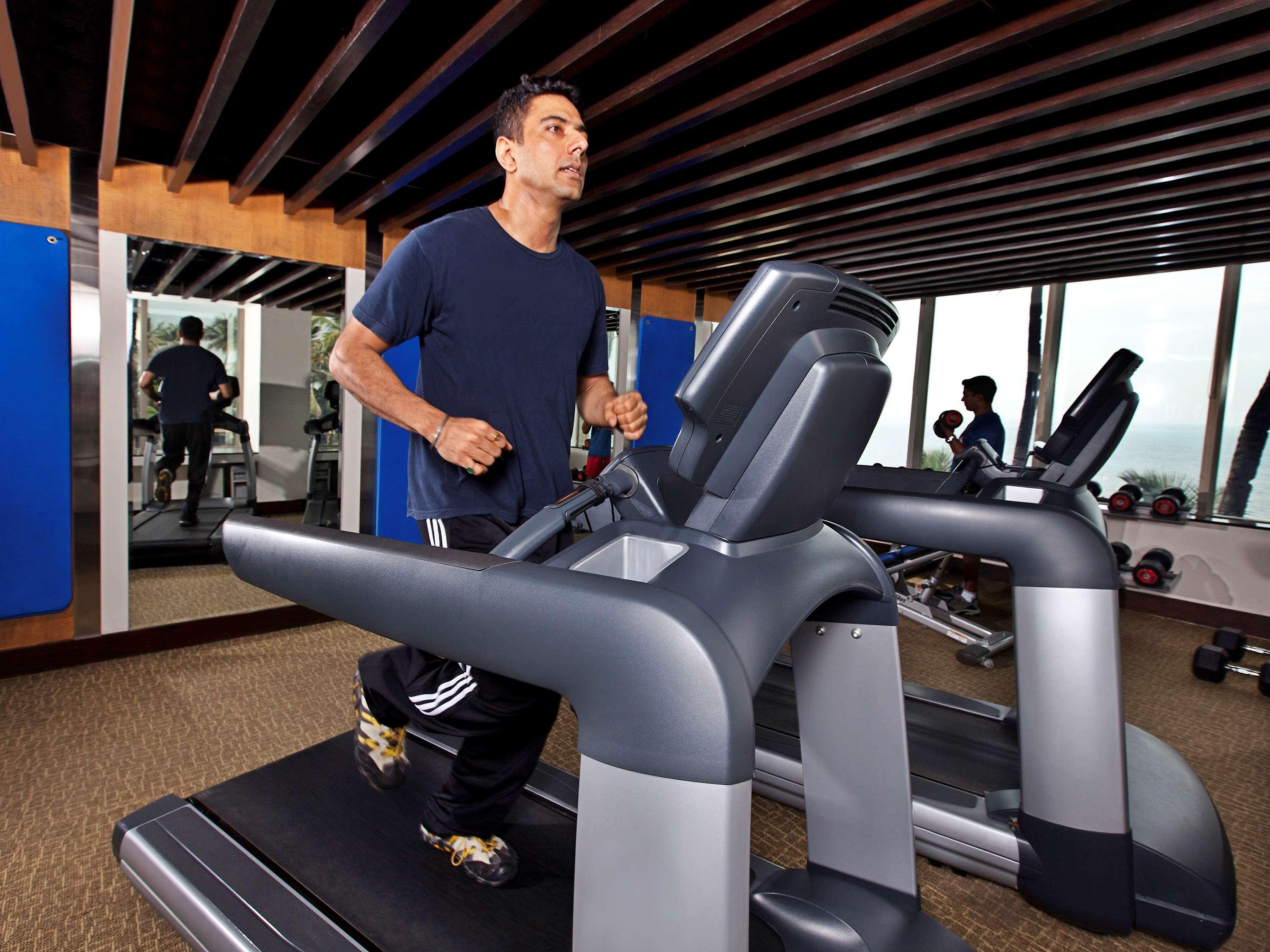 Novotel Mumbai Juhu Beach Екстериор снимка A treadmill in use