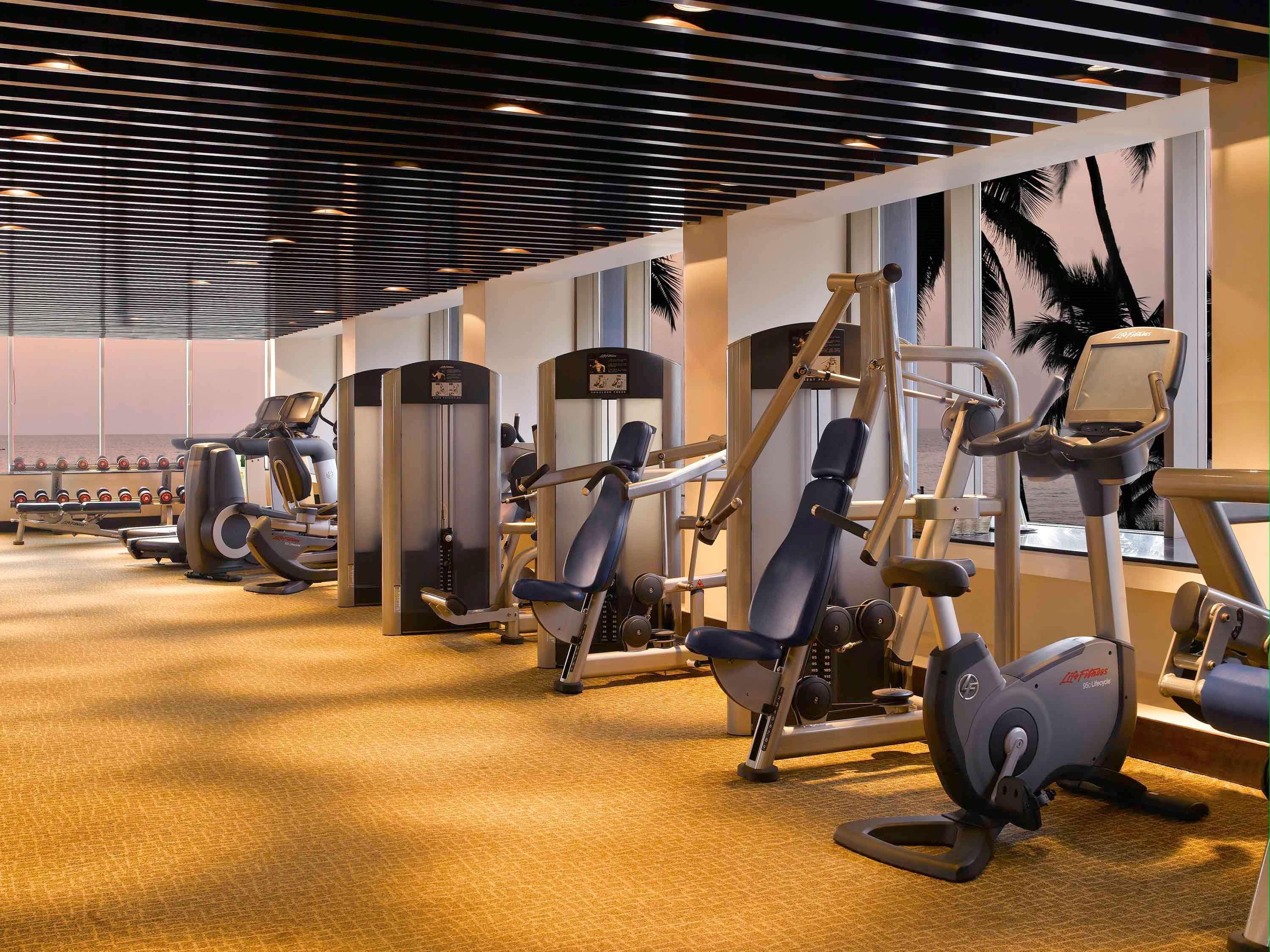 Novotel Mumbai Juhu Beach Екстериор снимка The gym at the hotel