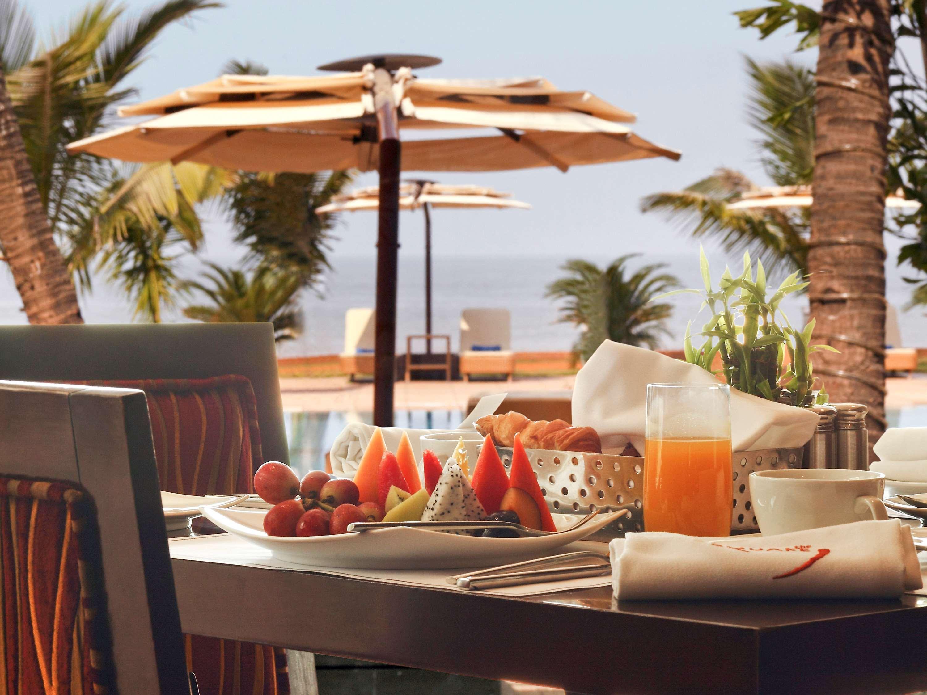 Novotel Mumbai Juhu Beach Екстериор снимка Breakfast at the beach