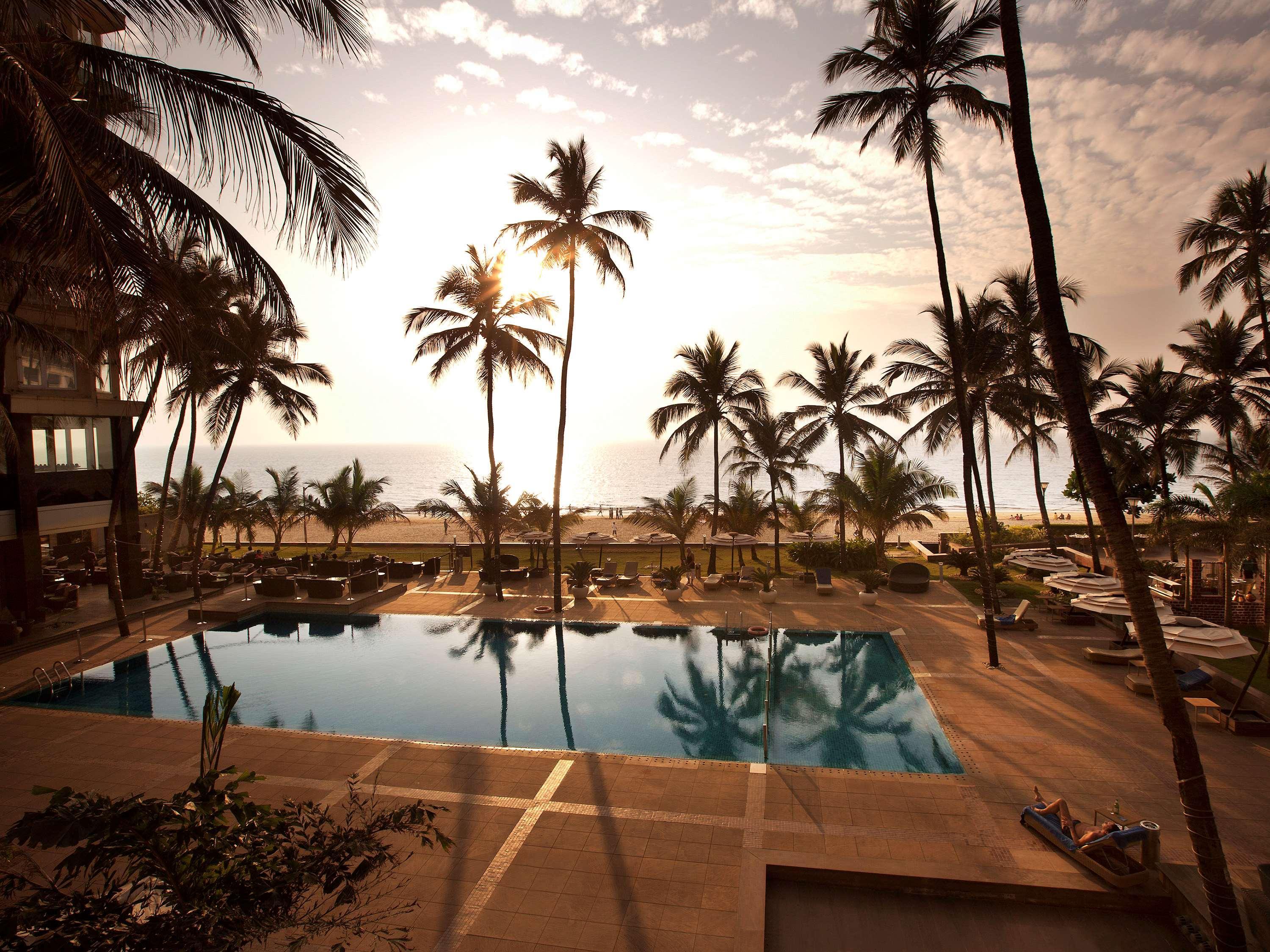 Novotel Mumbai Juhu Beach Екстериор снимка The pool at the Taj Bengal