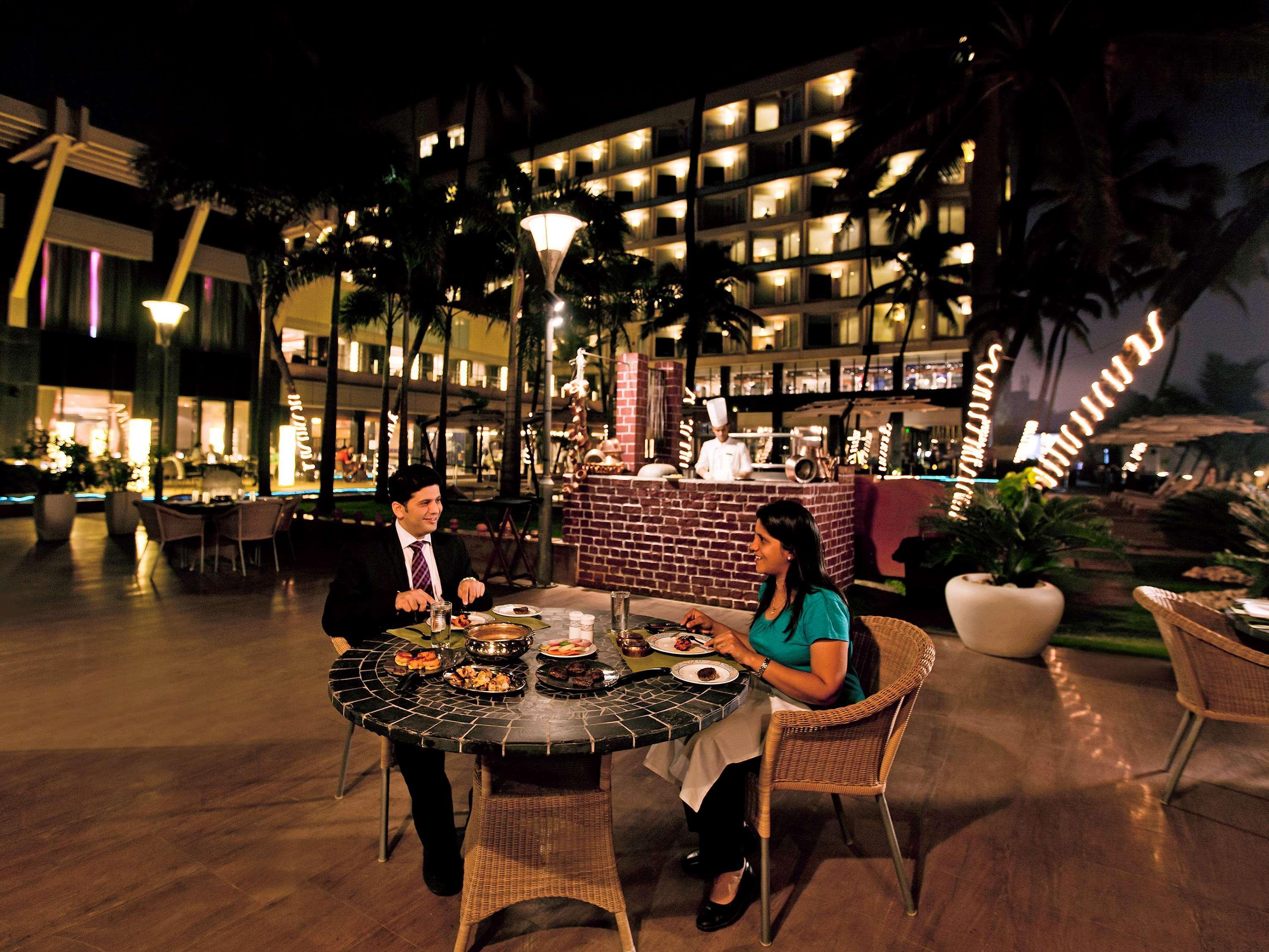 Novotel Mumbai Juhu Beach Екстериор снимка The Royal Bar