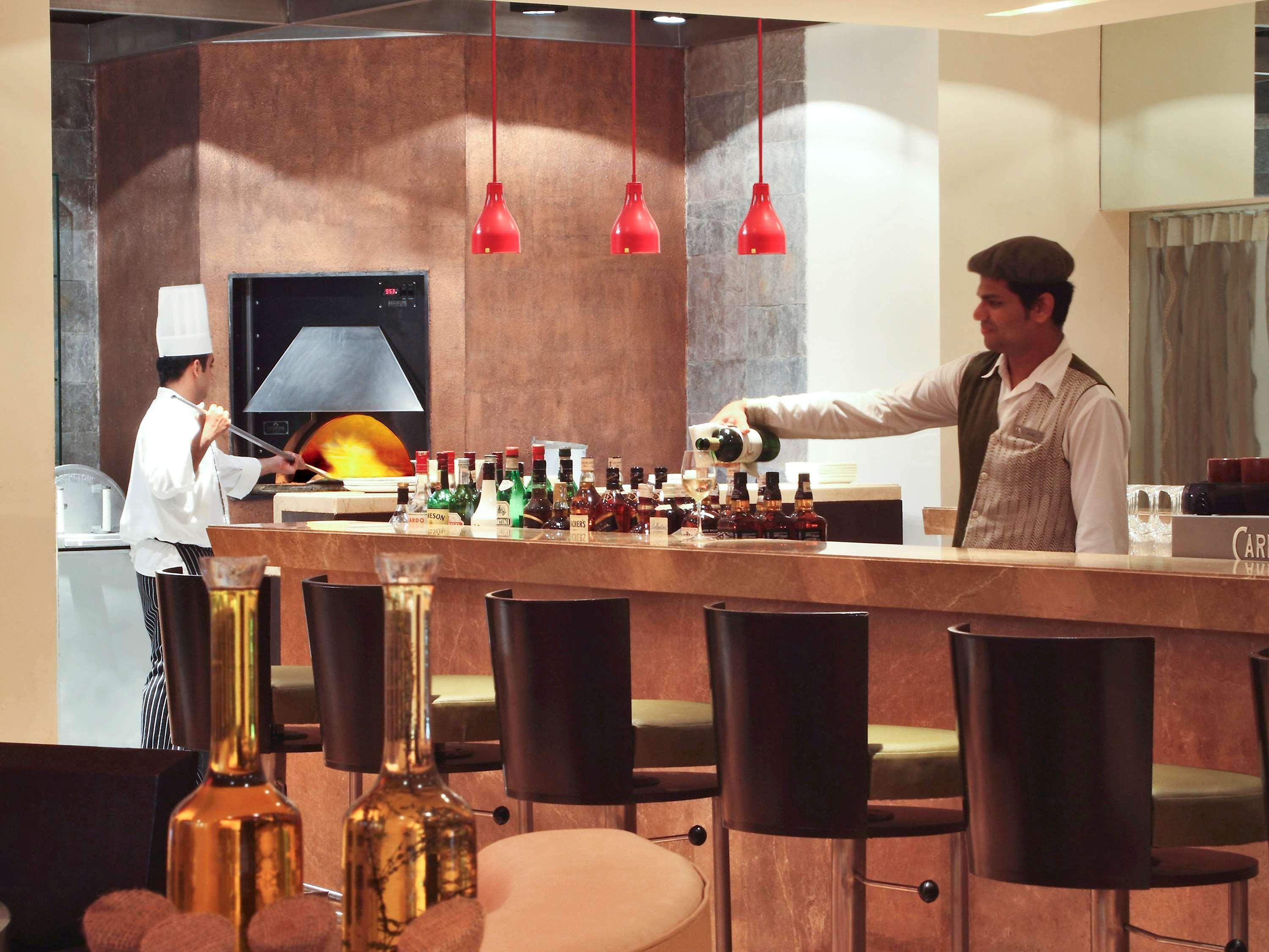 Novotel Mumbai Juhu Beach Екстериор снимка A bartender at work