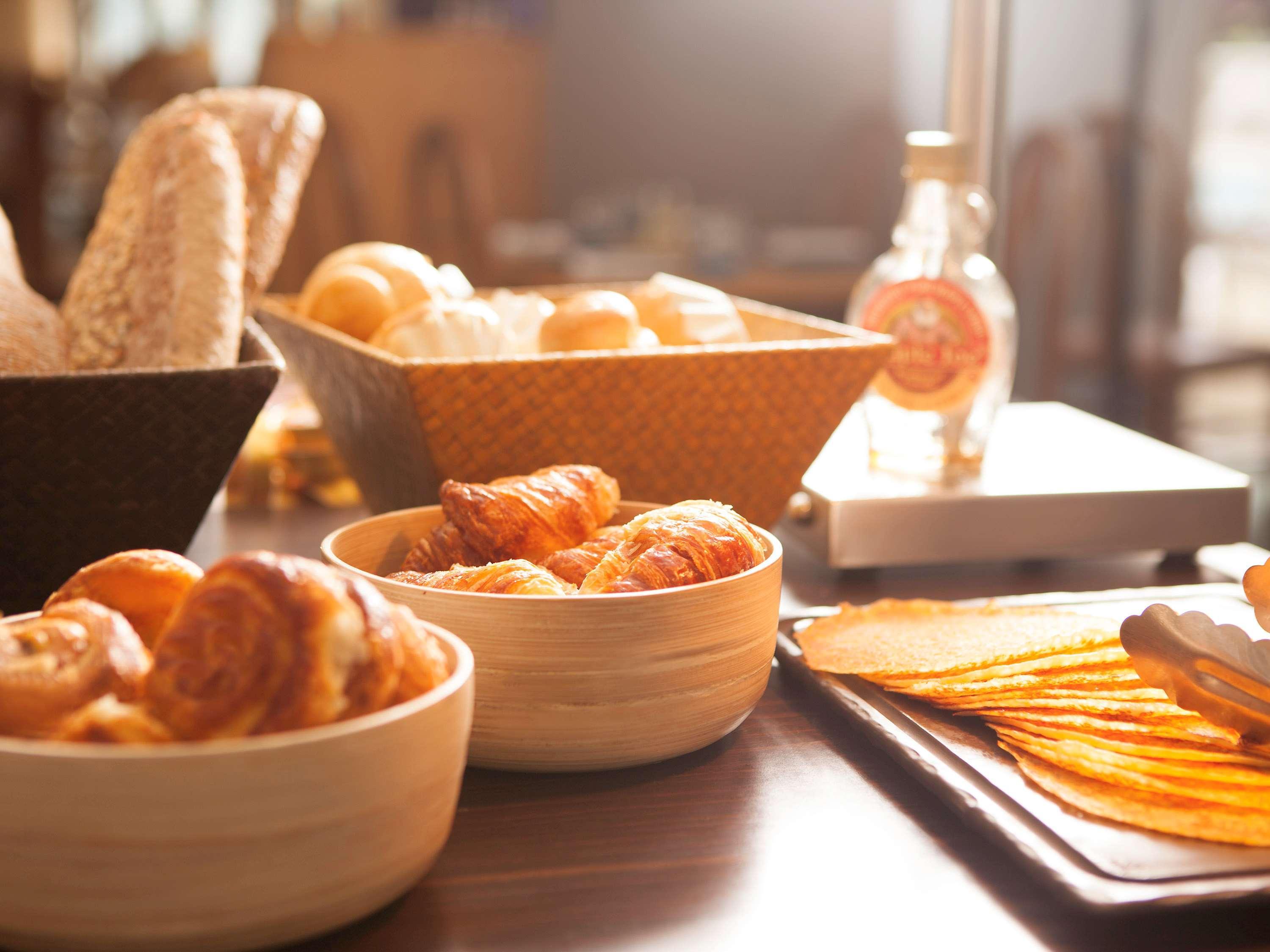 Novotel Mumbai Juhu Beach Екстериор снимка A selection of breads and pastries