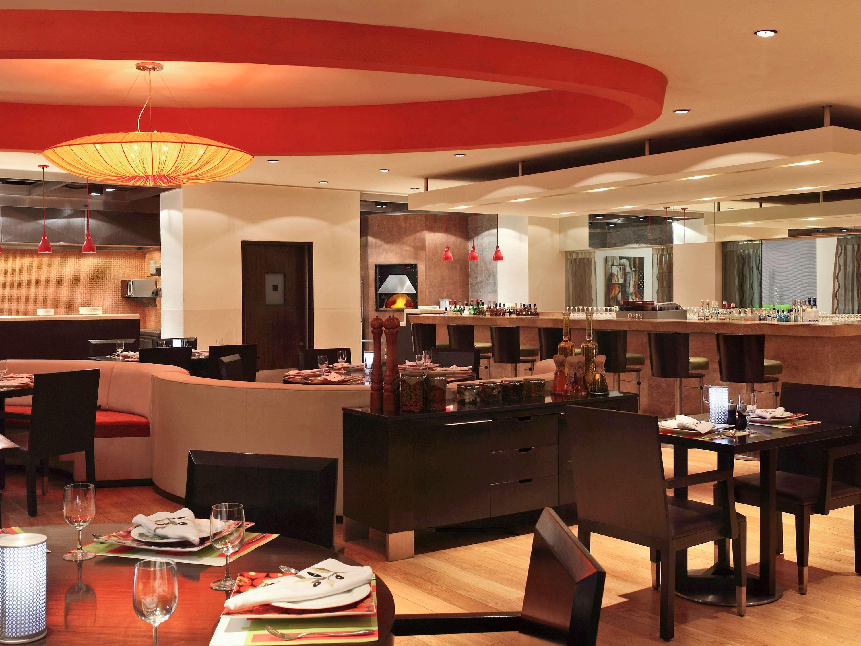 Novotel Mumbai Juhu Beach Екстериор снимка The interior of a typical restaurant