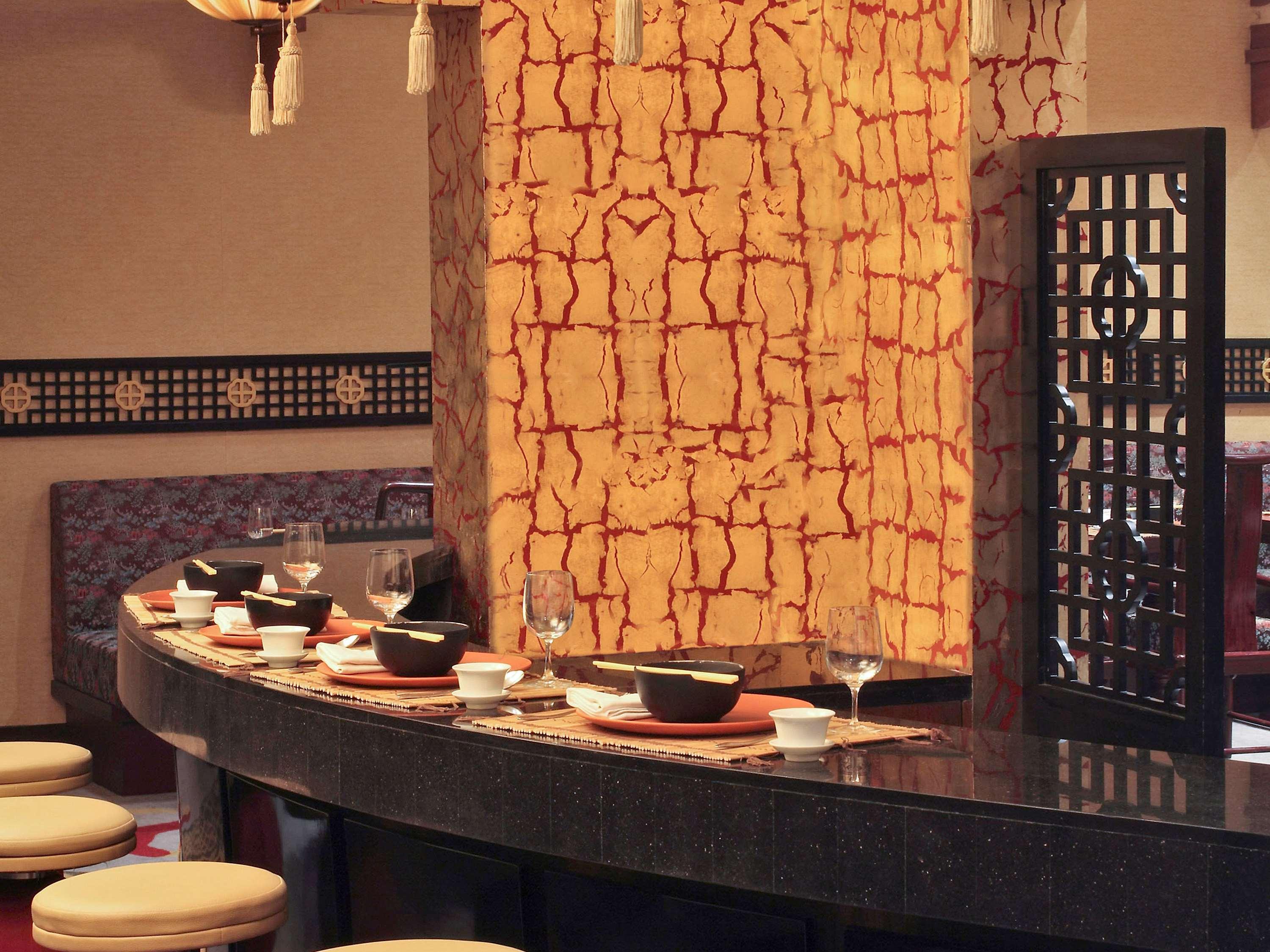 Novotel Mumbai Juhu Beach Екстериор снимка The sushi bar at the restaurant