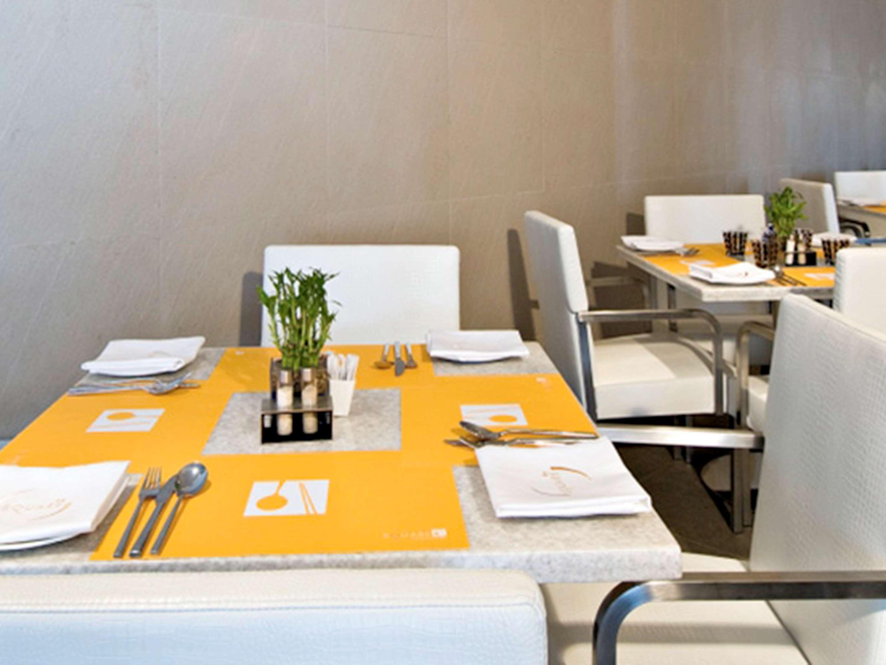 Novotel Mumbai Juhu Beach Екстериор снимка Restaurant