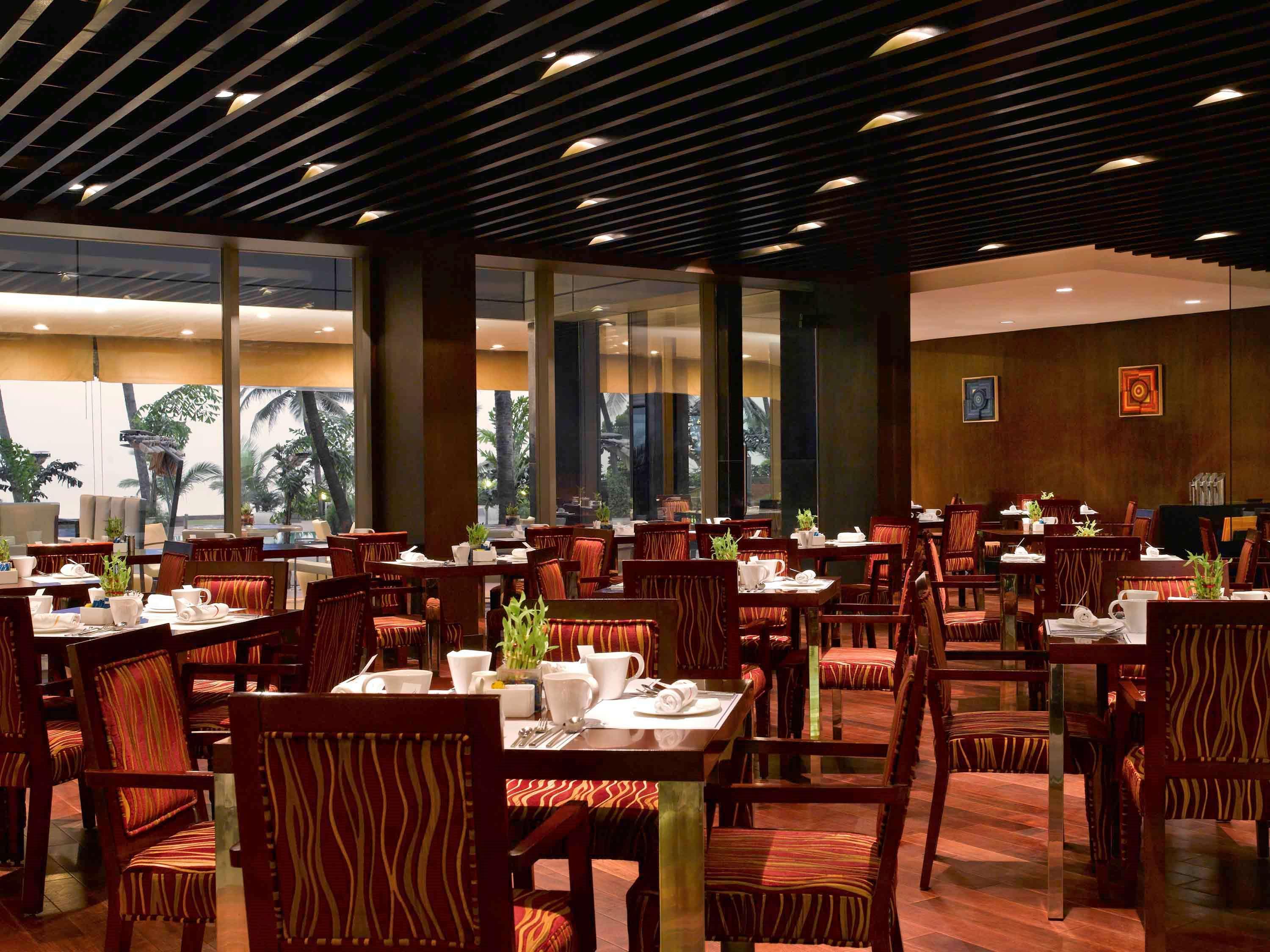 Novotel Mumbai Juhu Beach Екстериор снимка The restaurant