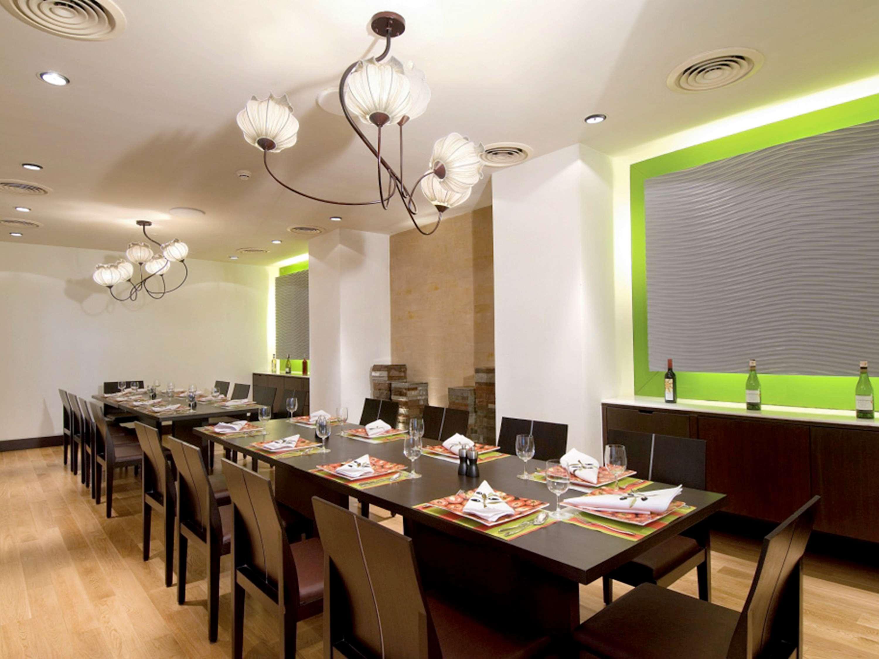 Novotel Mumbai Juhu Beach Екстериор снимка The private dining room at the restaurant
